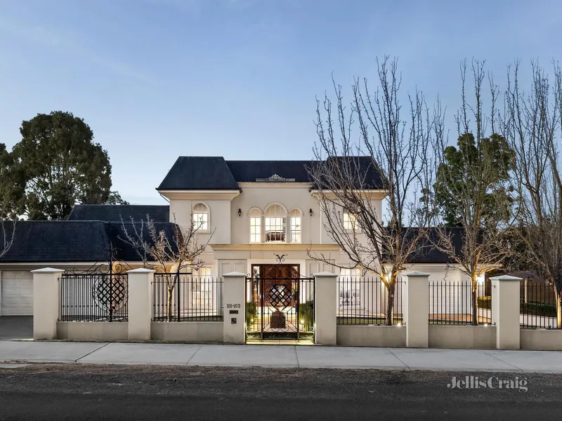 Exquisite Golden Mile residence with mountain panorama