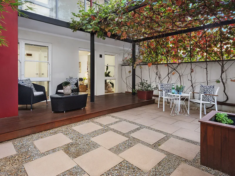 Courtyard oasis in premier beachside local