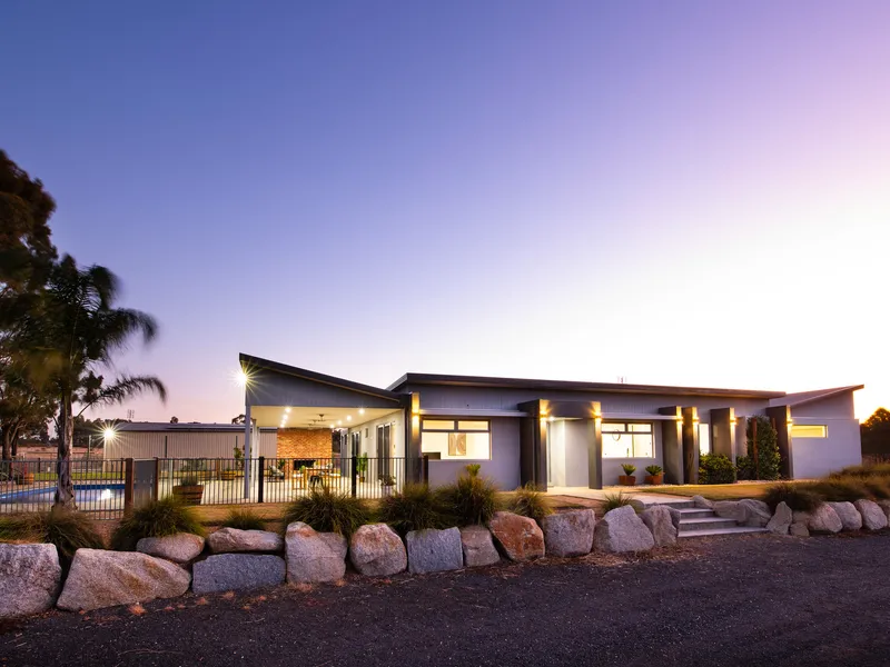 Piece of paradise – 20 acres and craftsman-built home in Longlea
