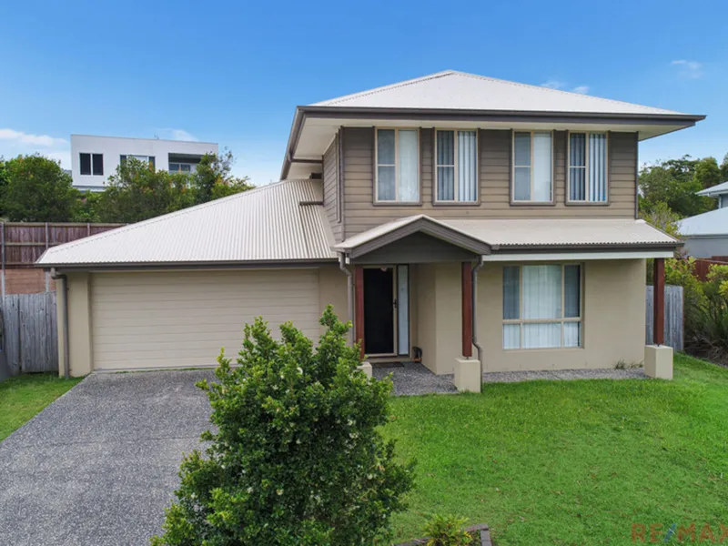 EASY-CARE FAMILY LIVING CLOSE TO SCHOOLS AND SHOPS