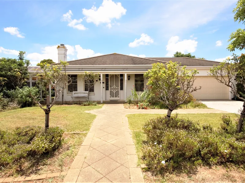 Lavish Living close to Amenities! (UNDER APPLICATION)