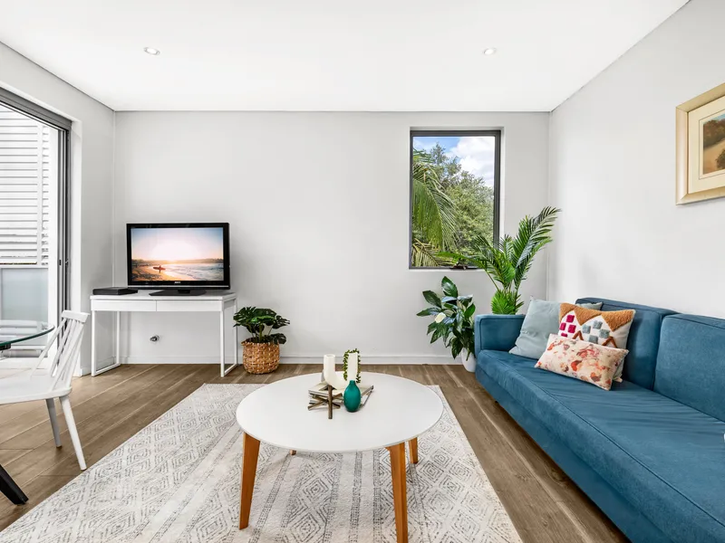 Large 1 Bedroom Apartment with Study/2nd Bedroom