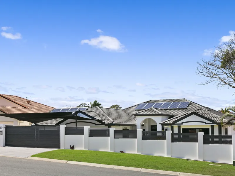 STEEL FRAME FAMILY HOME – WALK TO AB PATERSON COLLEGE