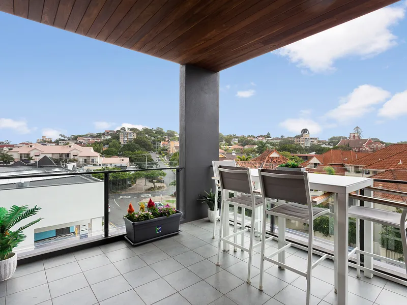 Simply Stunning 2 bed + M/purpose room + 2 cars - Location, location...