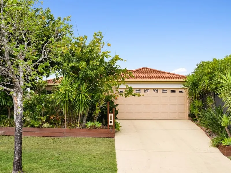 Walking Distance to Schools & Shops + Private Outdoor Area