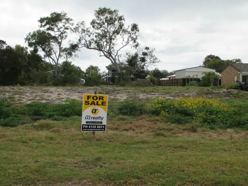 CLOSE TO BEACH - VIEWS OVER ADJACENT LAKE