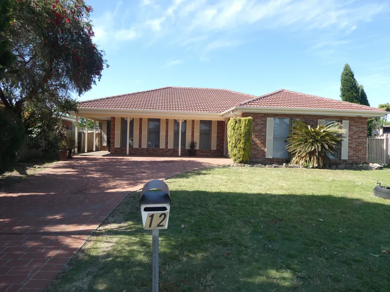 Spacious 3 bedrooms brick veneer house. 