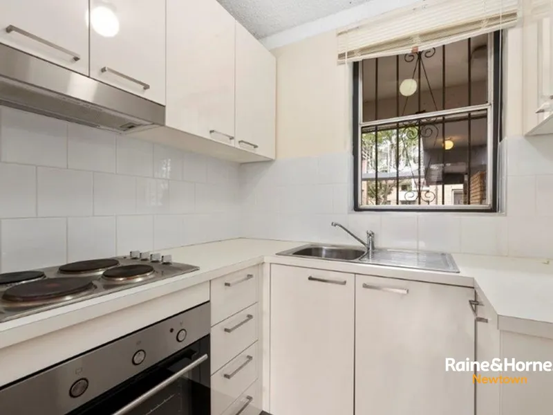 Great lifestyle setting only moments to Erskineville Village