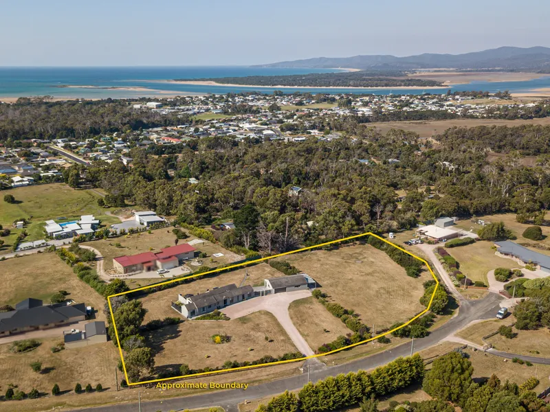 STYLISH PORT SORELL ACREAGE
