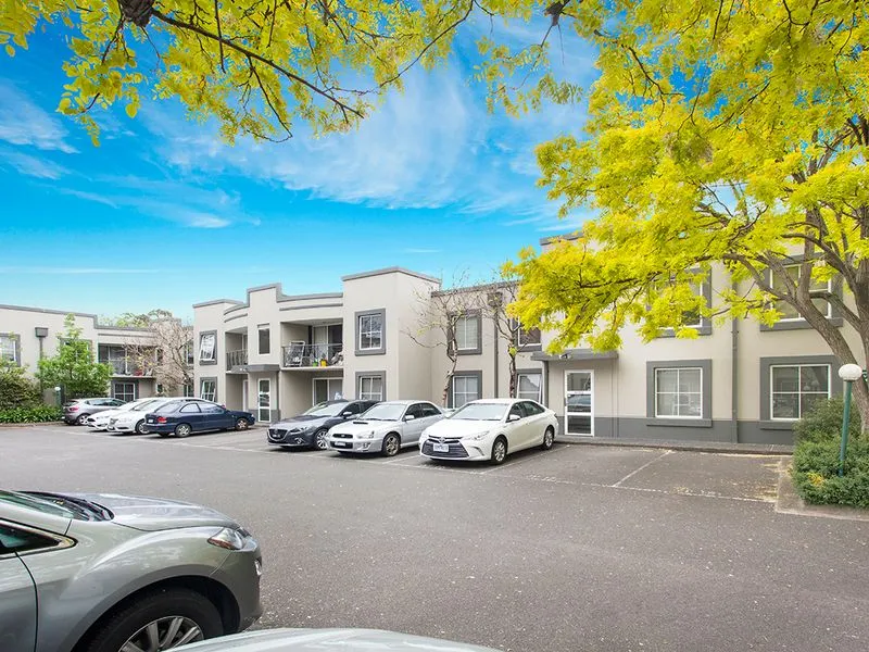 Furnished Top Floor 2 Bedroom Apartment so close to Caulfield Station!