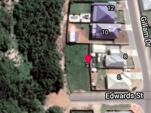 Short stroll to the water's edge!