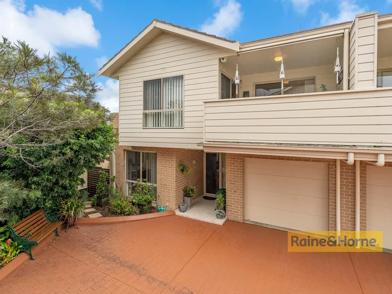 Immaculate Townhouse, Close to Shops & Beach
