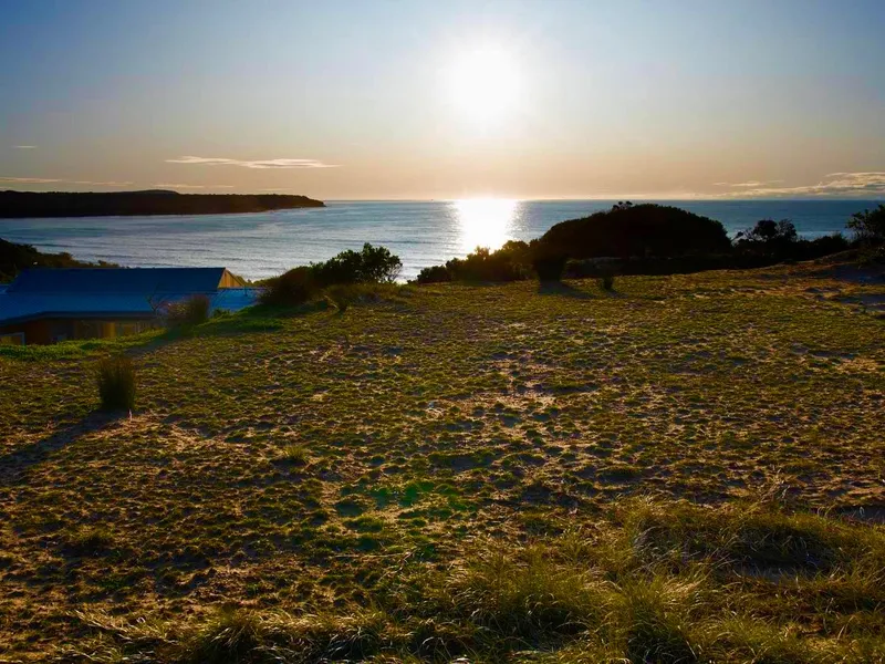 SEAVIEW LAND. Stunning panoramic front sea views. Beach only 2 min walk.