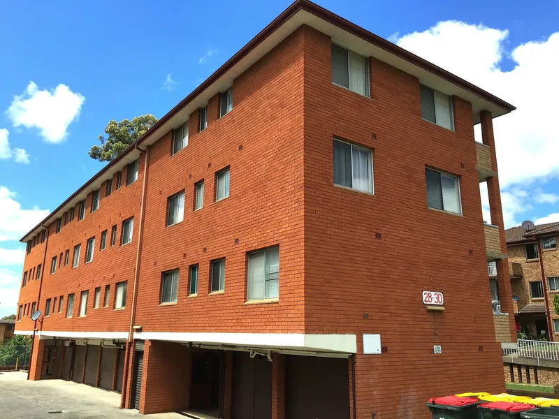 GREAT TWO BEDROOM APARTMENT WITH LOCK-UP-GARAGE
