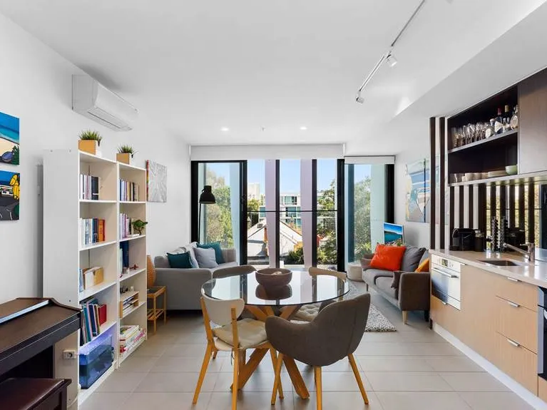 *REGISTER TO ATTEND INSPECTION Light & Breezy apartment in the heart of everything lifestyle 20 meters from Acland St & Trams