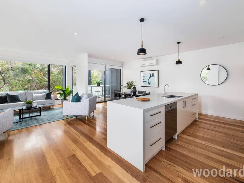 Stunning parkside townhouse steps to Burwood Brickworks
