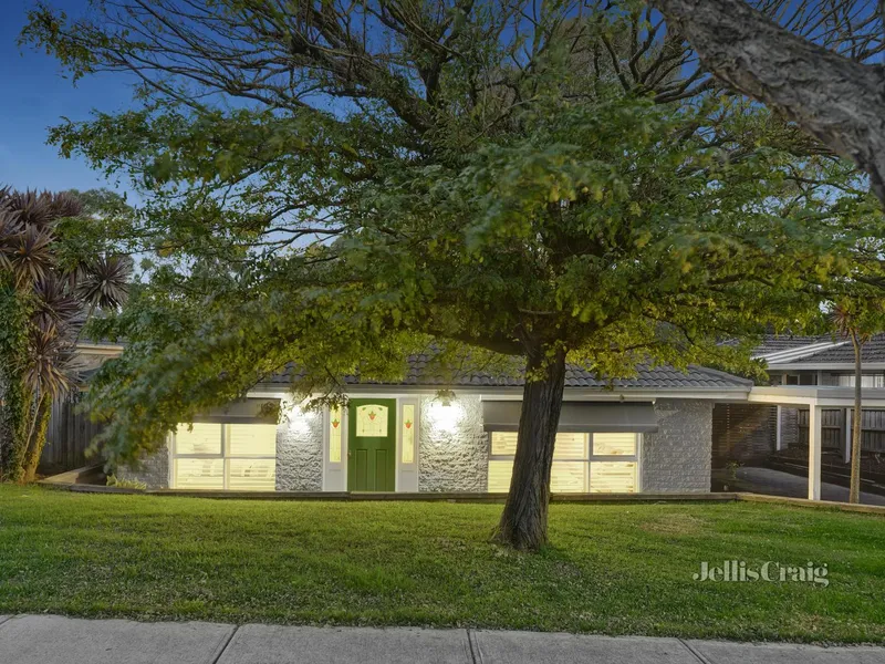 Impressive entertainers’ layout in an enviable parkside location