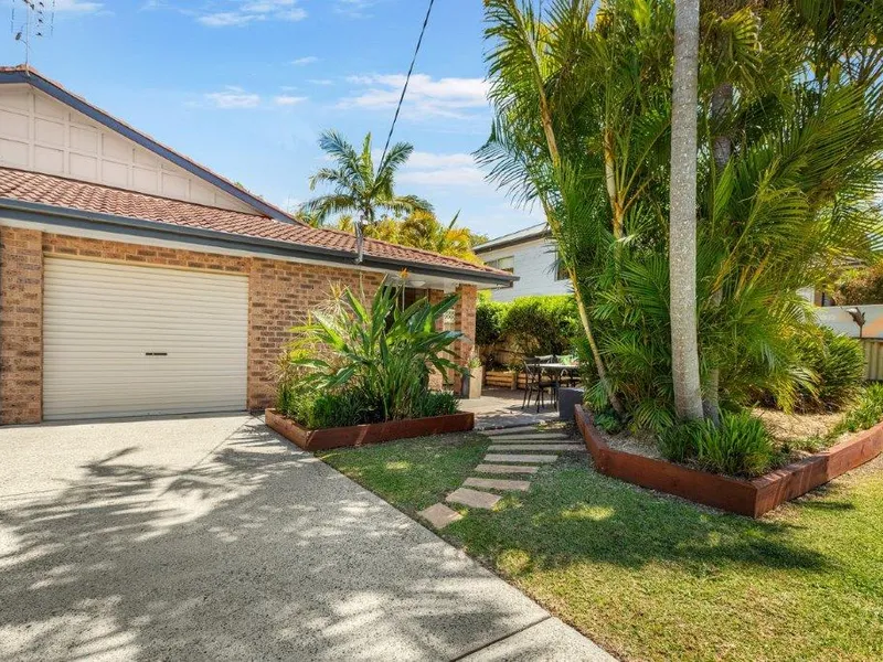 COZY 2 BEDROOM DUPLEX