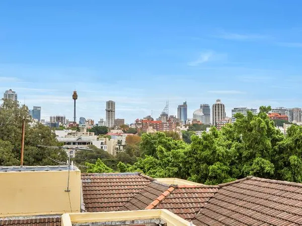 SUN-DRENCHED RENOVATED TOP FLOOR APARTMENT WITH CITY VIEWS