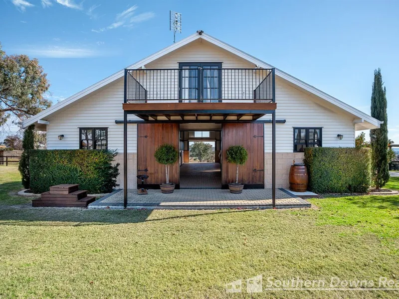 PRESTIGEOUS SOUTHERN DOWNS ACREAGE & EQUINE FACILITY!