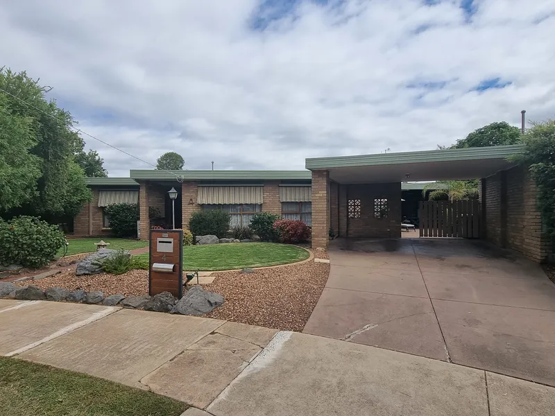 Impressive 4 BR BV with pool & sheds near Guthrie St Primary School