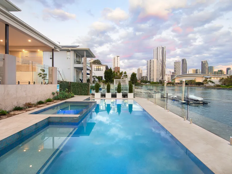 Stunning, Resort Style, Family Entertainer!