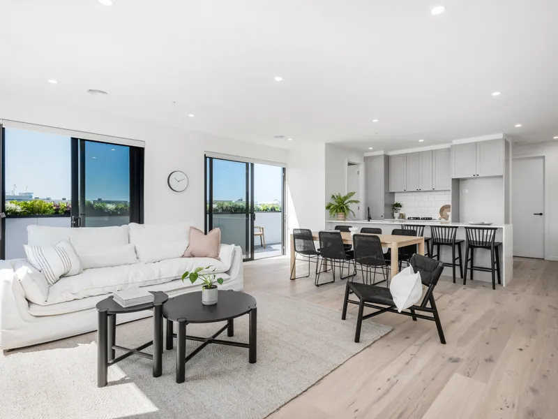 Stunningly Spacious 3 Bedder with Sweeping Views  