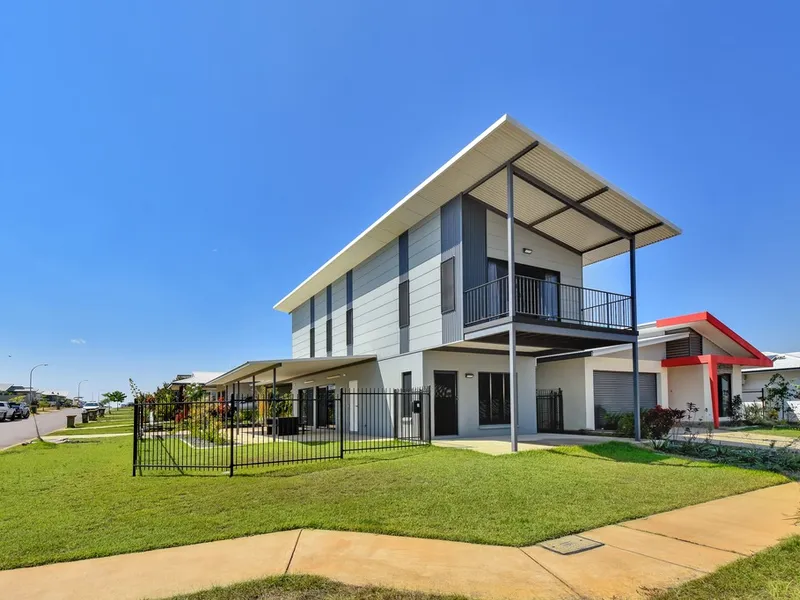 LARGE & MODERN FAMILY HOME ON OATGRASS!