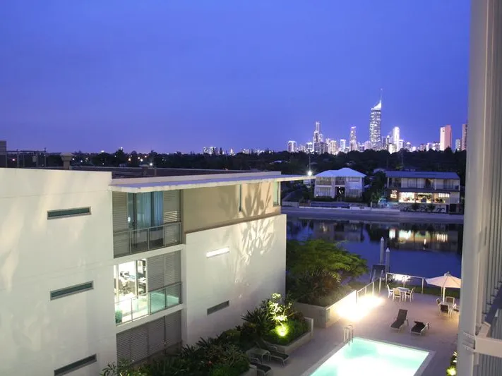 Immaculate fully furnished, serviced apartment in 'Freshwater Point'