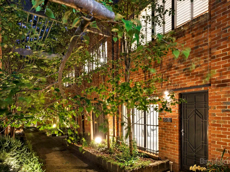 AN ALFRESCO LIFESTYLE IN URBAN SURROUNDS