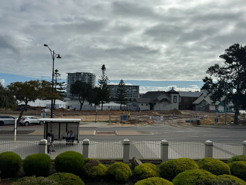2 x 2 FULLY FURNISHED TOWNHOUSE OPPOSITE THE FORSHORE - 6 MONTHS ONLY