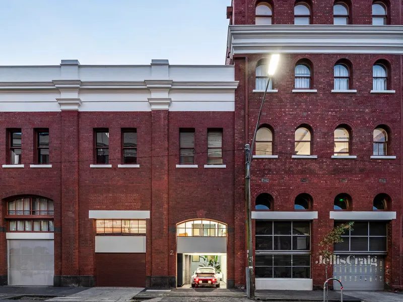 Warehouse conversion with courtyard & internal garage