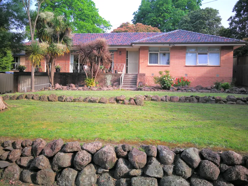 Large 4 bedroom home in Ringwood Secondary Zone! Available 1st May.