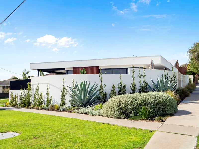 THE BAYSIDE MODERNIST