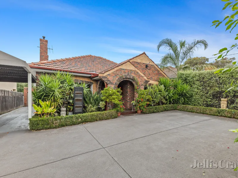 A spacious family entertainer - 3 bedroom, 2 bathroom in superb location