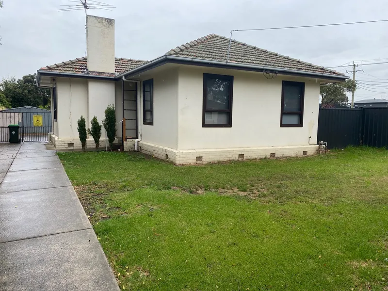 “Ducted heating, Evaporative Cooling & Gardener Included”