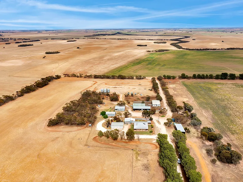 Quality grazing and cropping block with irrigation 793 ha (1959 acres)