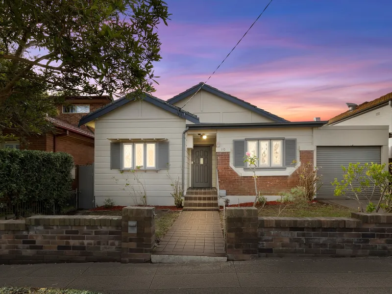 Charming Cottage with Potential in Prime Location!