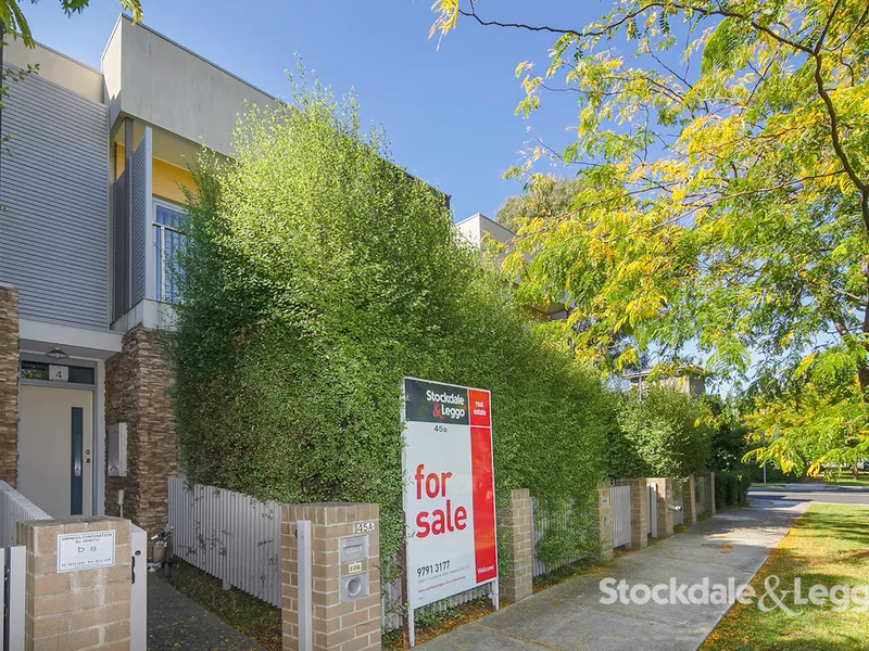 MODERN 2 BEDROOM UNIT WITH PRIVATE GARDEN & GARAGE