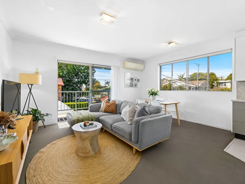 Light & Airy Two Bedroom Unit!