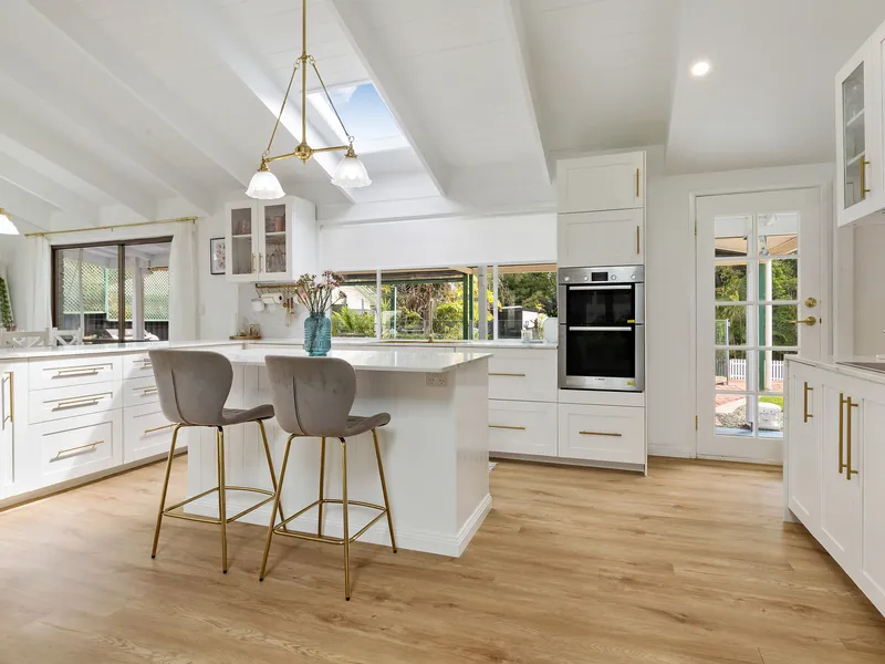 Stunning, Modern Farmhouse on 2264m2, Pool & Side Access, close to John Paul College.