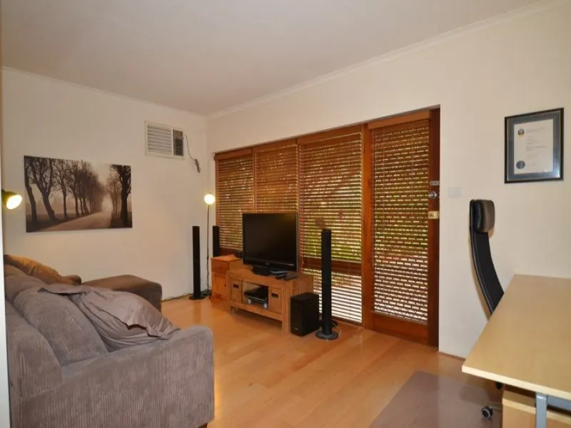 FULLY FURNISHED, FRESHLY PAINTED AND EQUIPPED, MODERNISED 1 BEDROOM APT WITH CARPARK 