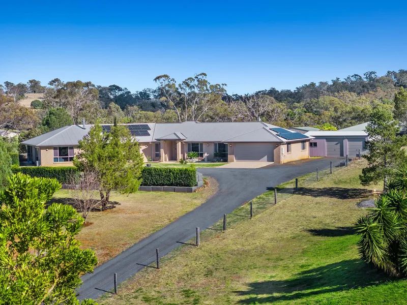 Massive Family Home with a Fantastic View in popular Highfields Ridge Estate!