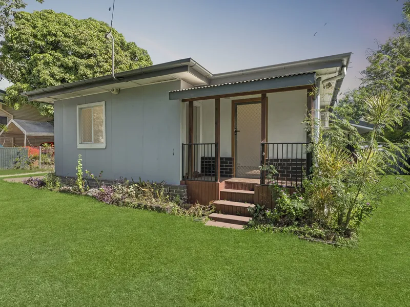 Renovator, 809m2 Block, Deck, 4x A/C, Convenient Highway Access