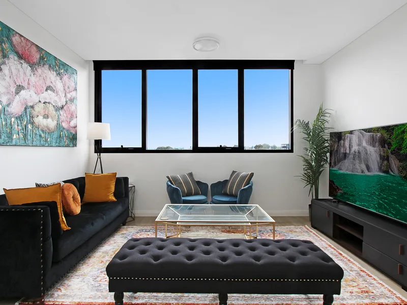 Luxurious and secure top floor apartment