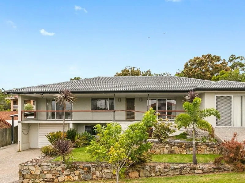 SPACIOUS FAMILY HOME - GREAT ENTERTAINER