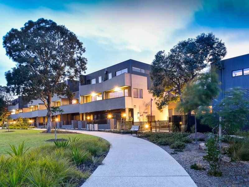 ABSOLUTELY STUNNING 3 STOREY TOWN HOUSE
