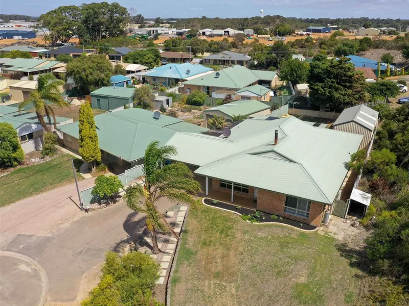Country Kitchen and Large Living for Families