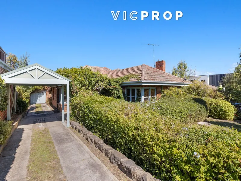 3 bedroom classic brick home in Balwyn High School zone!