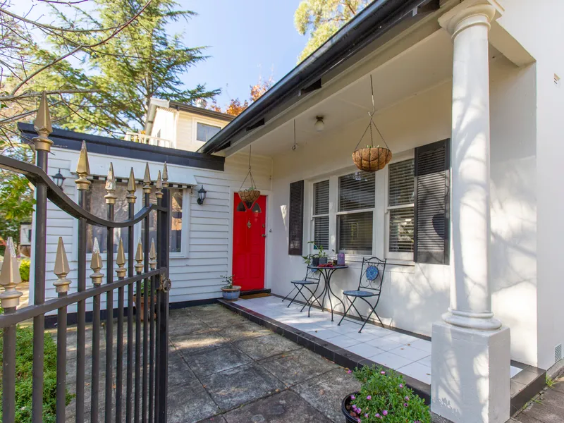 'Aldgate Cottage': The perfect combination of charm and character in the heart of Aldgate .. 